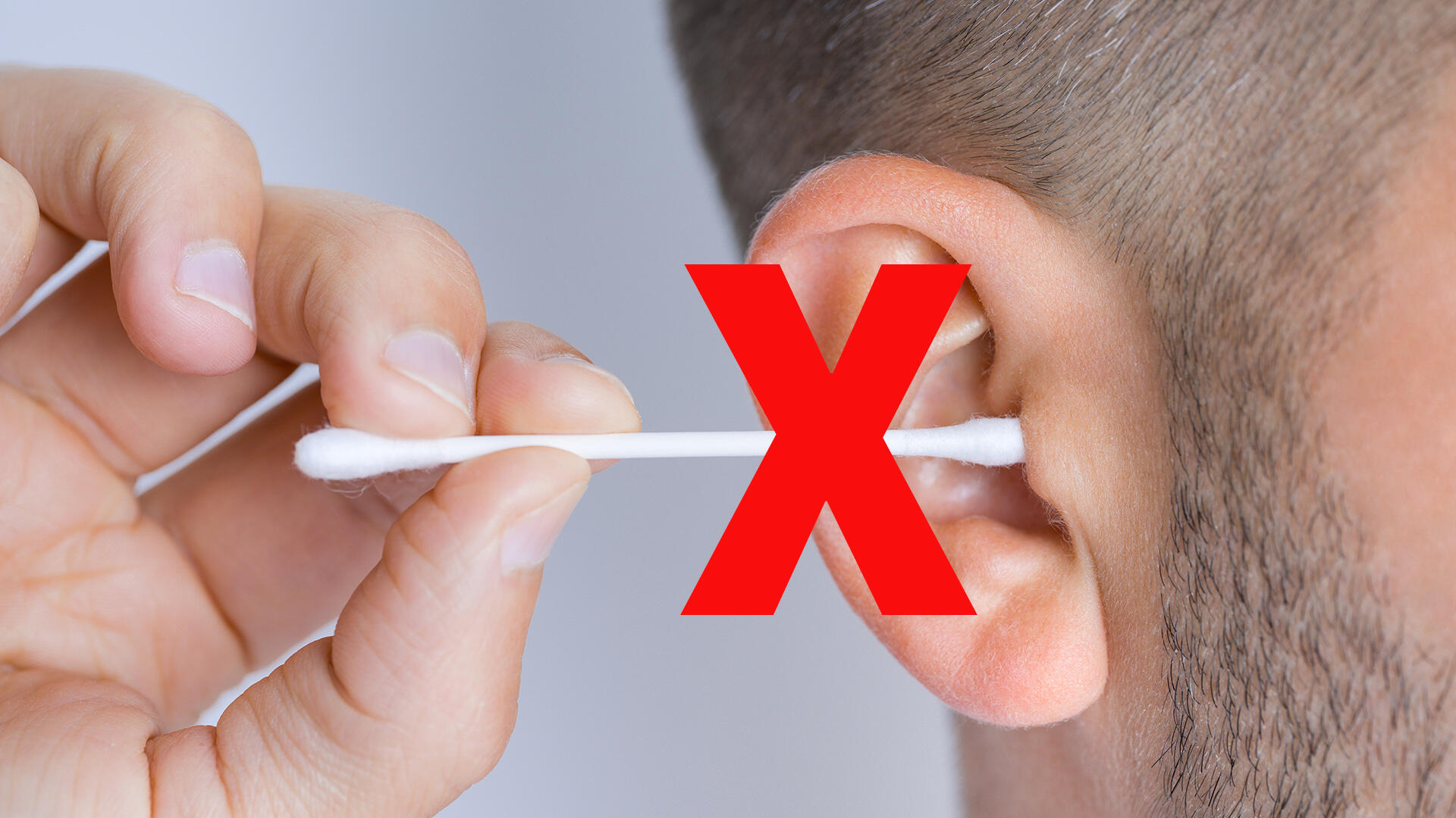 Auch wenn man sie gern mal „Ohrenstäbchen“ nennt: Eigentlich haben Wattestäbchen nichts im Gehörgang verloren.  