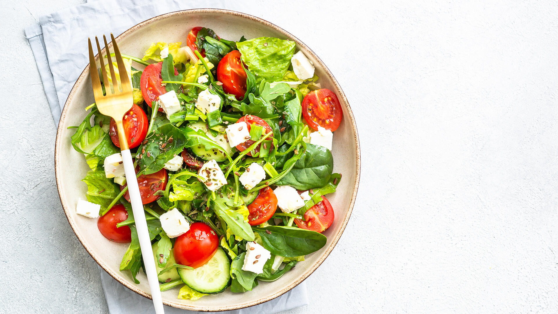 Frisch gepresstes Leinöl hat einen vollmundig nussigen, buttrigen Geschmack. Es passt zum Beispiel in einen Salat.  