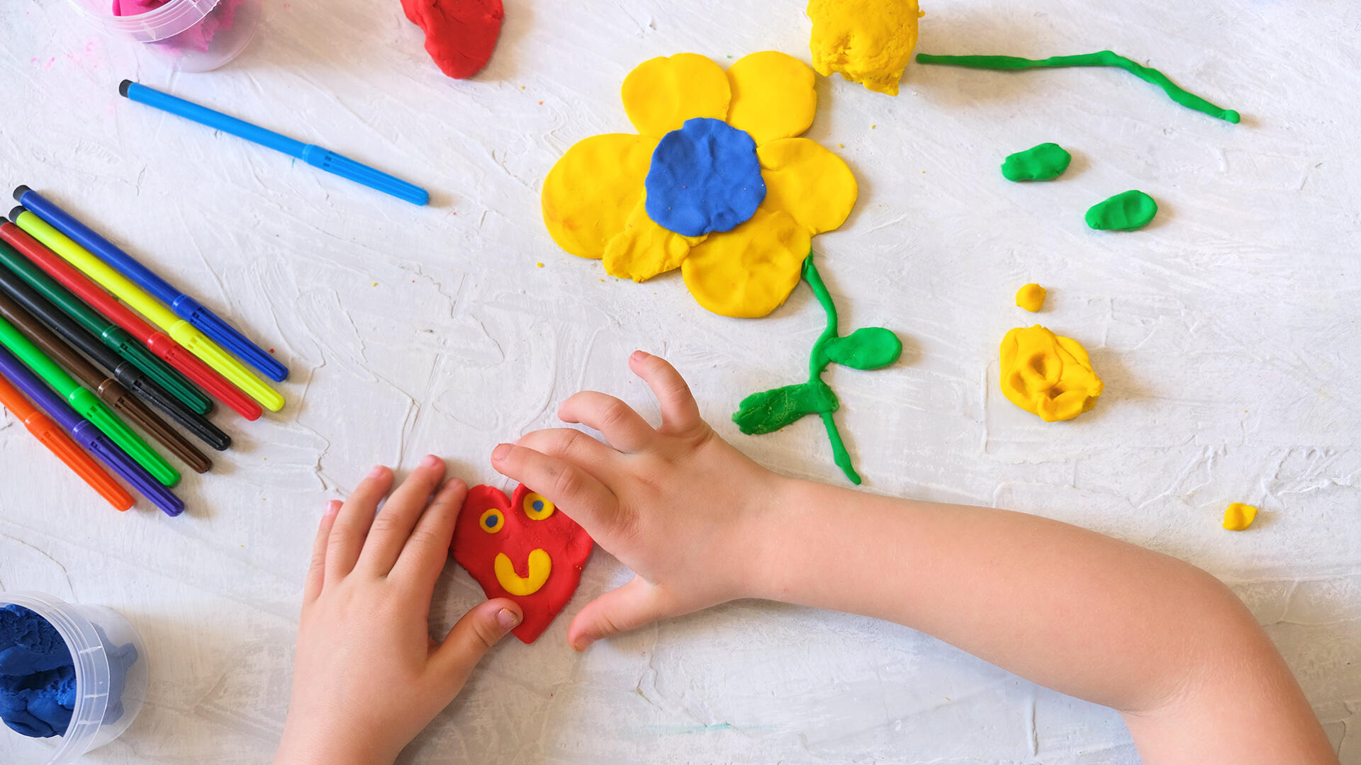 Drücken, rollen, formen: Knete ist gut für das sensorische Erleben und die Kreativität. Drücken, rollen, formen: Knete ist gut für das sensorische Erleben und die Kreativität.