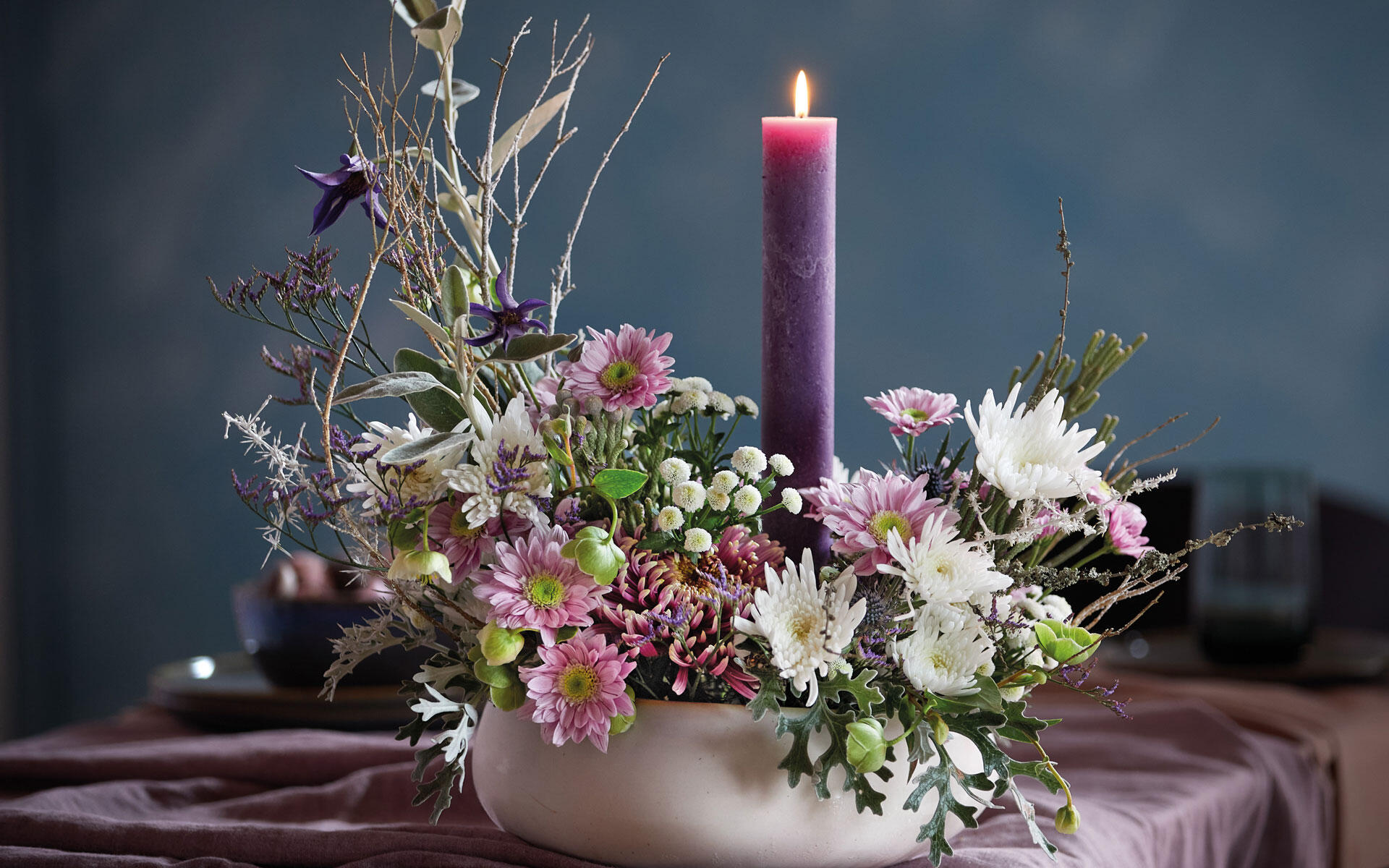 Große und kleine Chrysanthemen entfalten im winterlichen Arrangement ihren zauberhaften Reiz. 