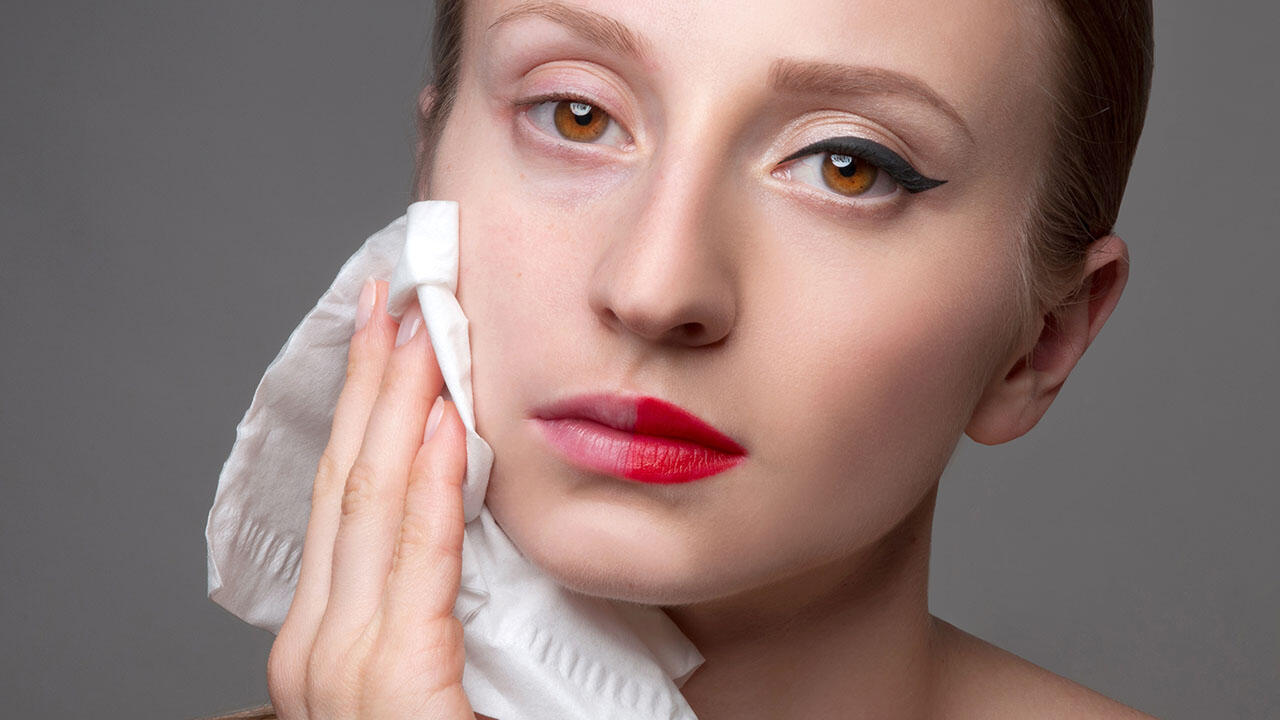 Abschminktücher versprechen das Make-up mit einem Wisch zu entfernen. Abschminktücher versprechen das Make-up mit einem Wisch zu entfernen.