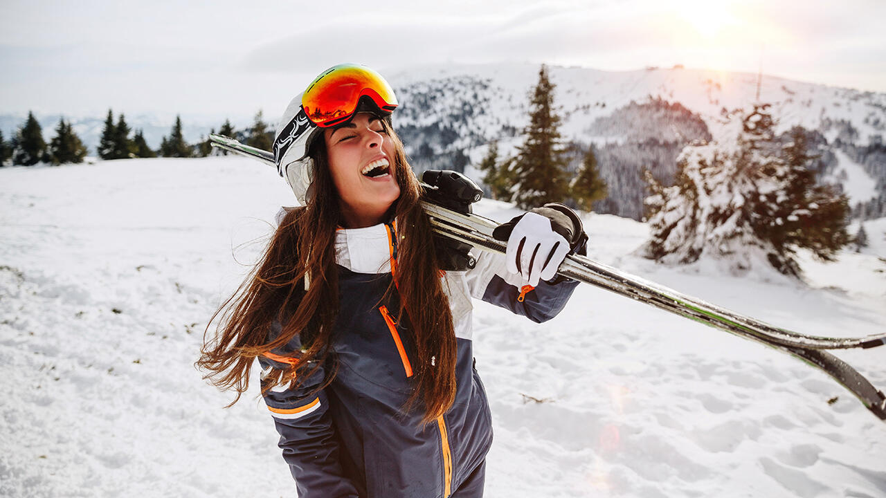 Beim Wintersport ist Sonnenschutz ein Muss: Mit Lippenpflegestiften lässt sich der UV-Schutz schnell auftragen. Beim Wintersport ist Sonnenschutz ein Muss: Mit Lippenpflegestiften lässt sich der UV-Schutz schnell auftragen.