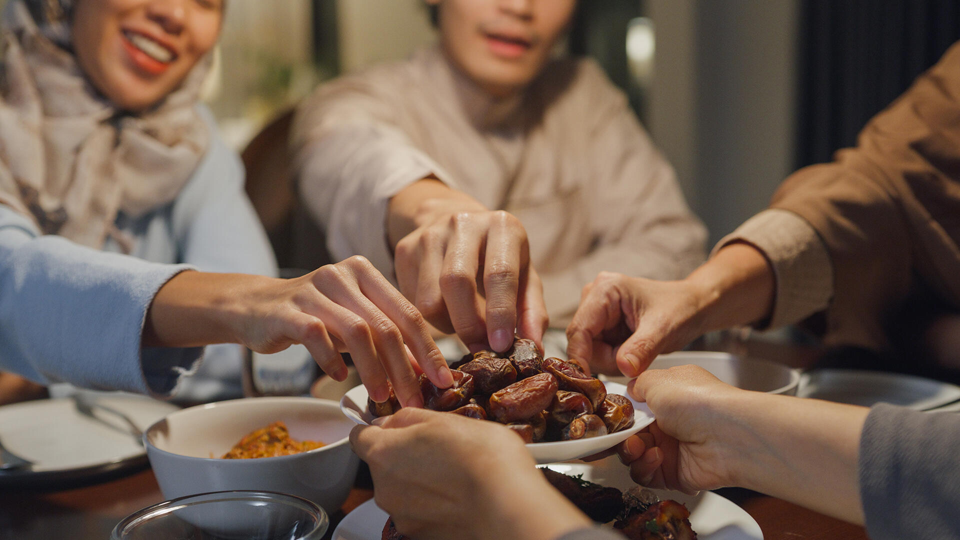 Datteln kann man pur als Snack genießen, sie lassen sich aber auch vielfältig verarbeiten. Datteln kann man pur als Snack genießen, sie lassen sich aber auch vielfältig verarbeiten.