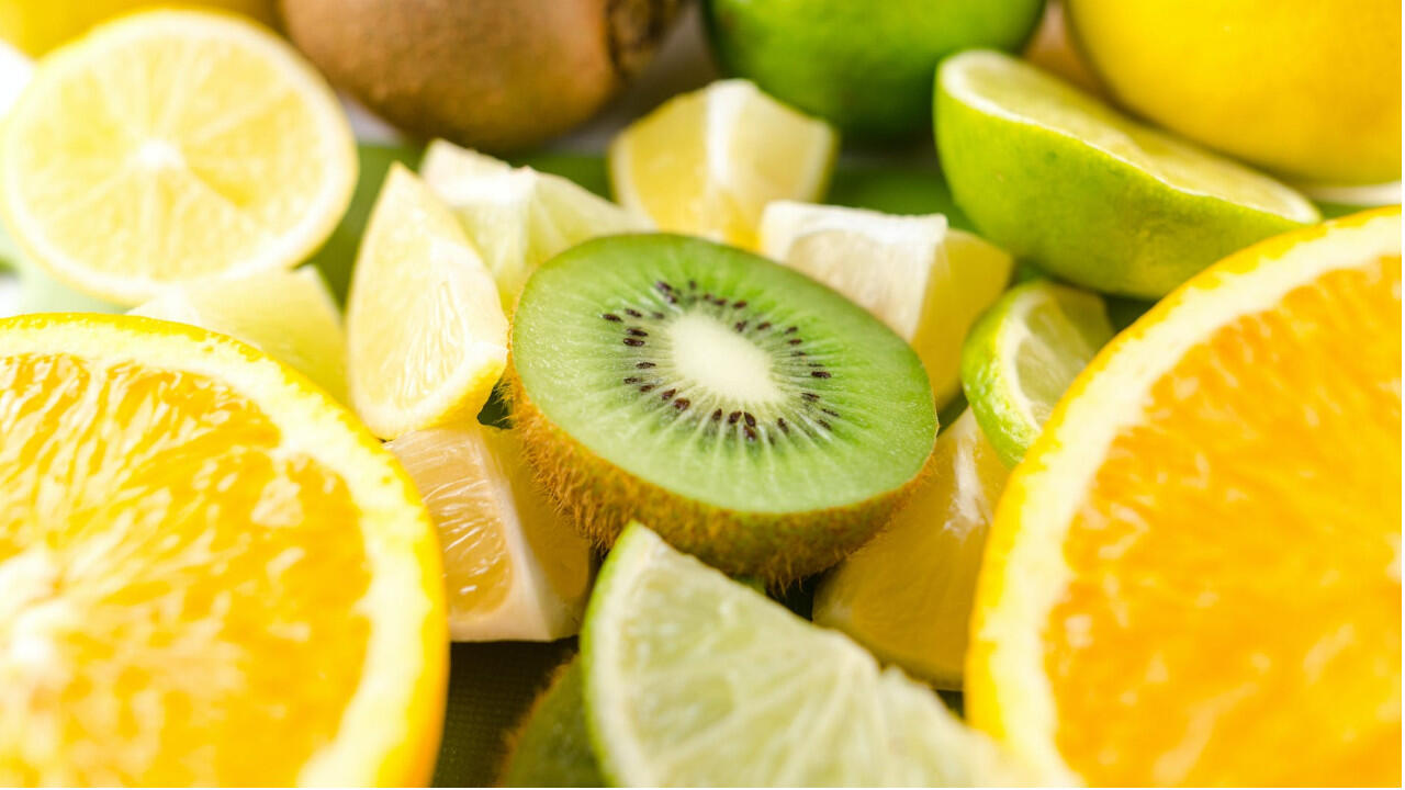 Zitronen und Kiwis enthalten viel Vitamin C. Zitronen und Kiwis enthalten viel Vitamin C.