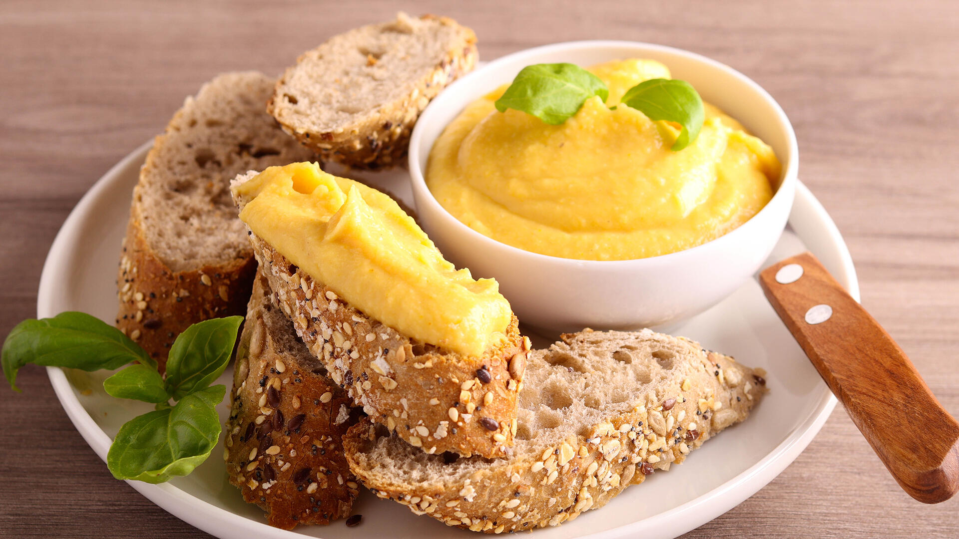 Pflanzliche Aufstriche sind beliebt. Aber welche veganen Brotaufstriche im Handel sind empfehlenswert? Wir haben 19 Produkte getestet.