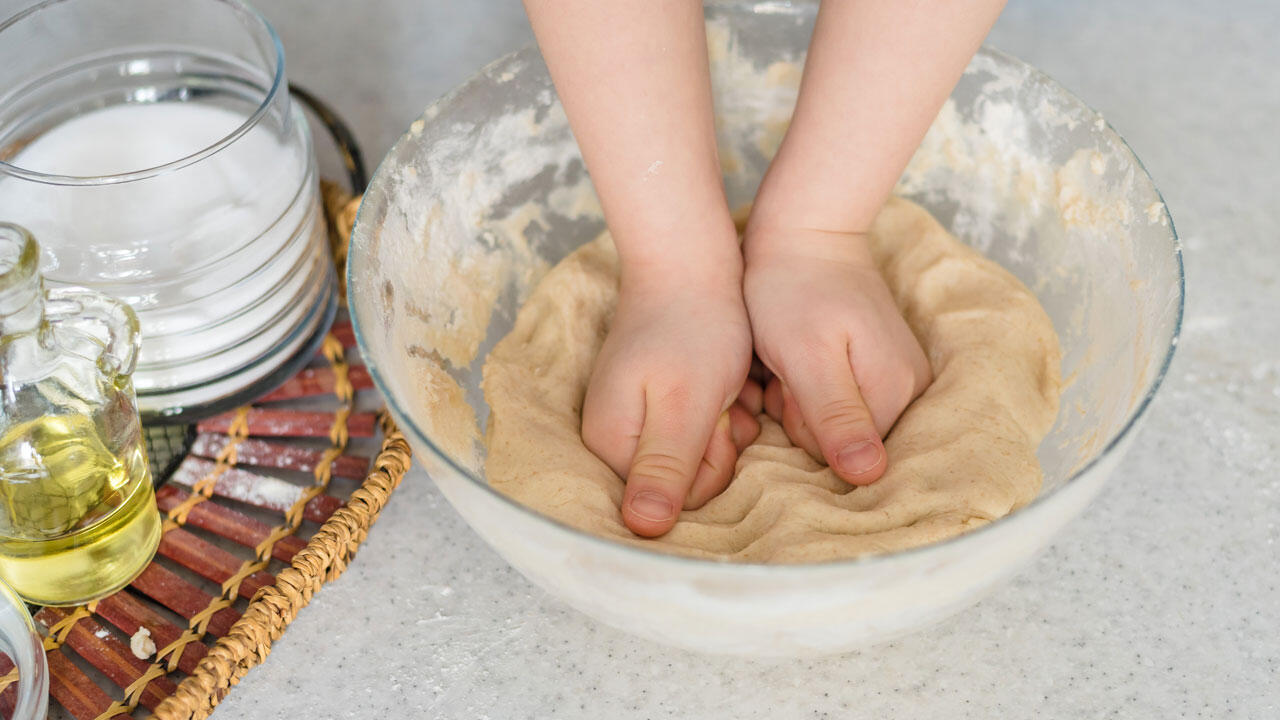 Fürs Selbermachen von Salzteig brauchen Sie nur Mehl, Salz und Wasser. Fürs Selbermachen von Salzteig brauchen Sie nur Mehl, Salz und Wasser.