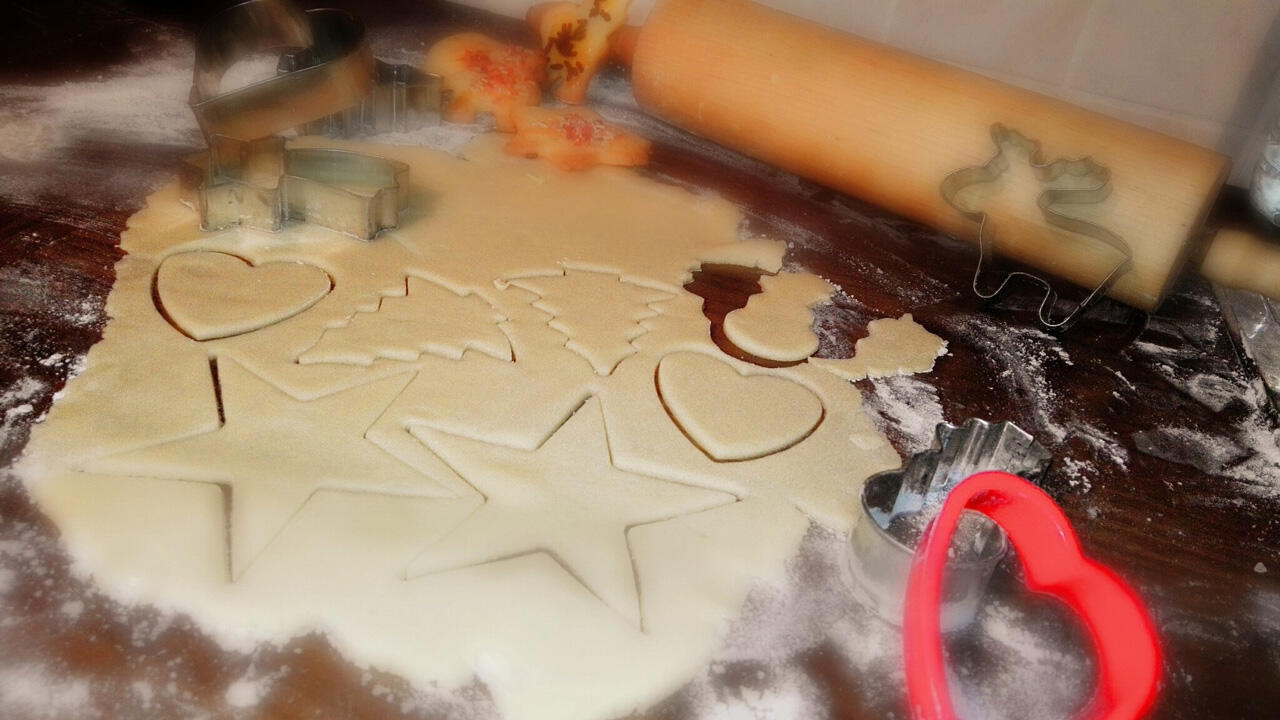 Salzteig: Für Weihnachtsdeko einfach Plätzchen-Ausstecher verwenden. Löcher zum Aufhängen nicht vergessen! Salzteig: Für Weihnachtsdeko einfach Plätzchen-Ausstecher verwenden. Löcher zum Aufhängen nicht vergessen!