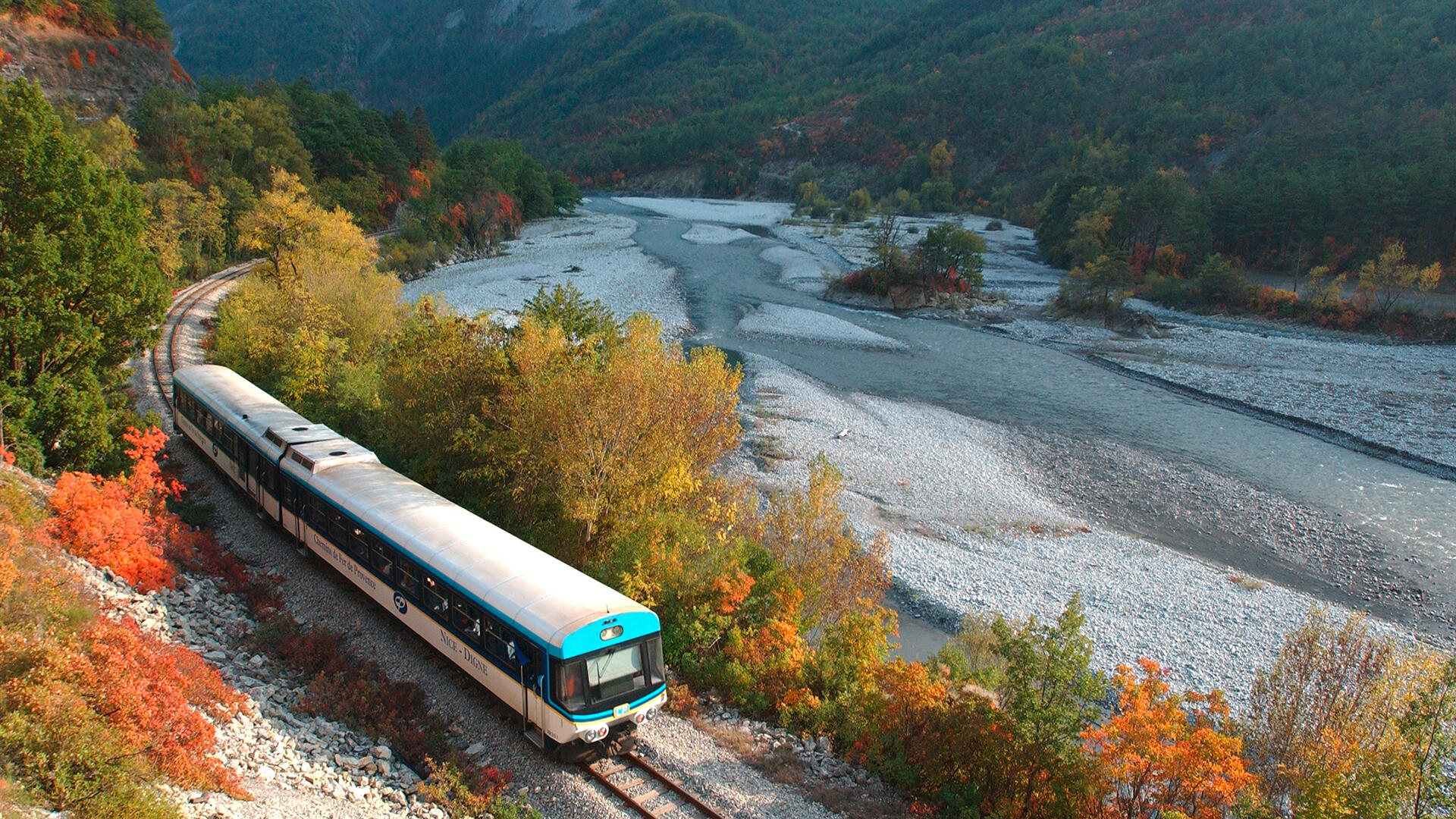 Die Lavendelfelder der Provence lassen sich aus dem Zug bewundern.