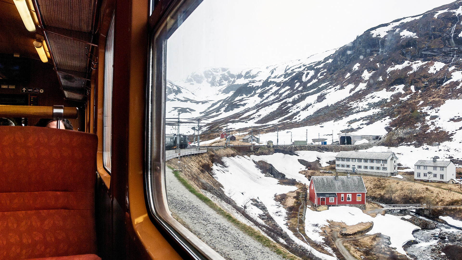 Die Flåmsbana fährt auf knapp 20 Kilometern durch die norwegische Landschaft.