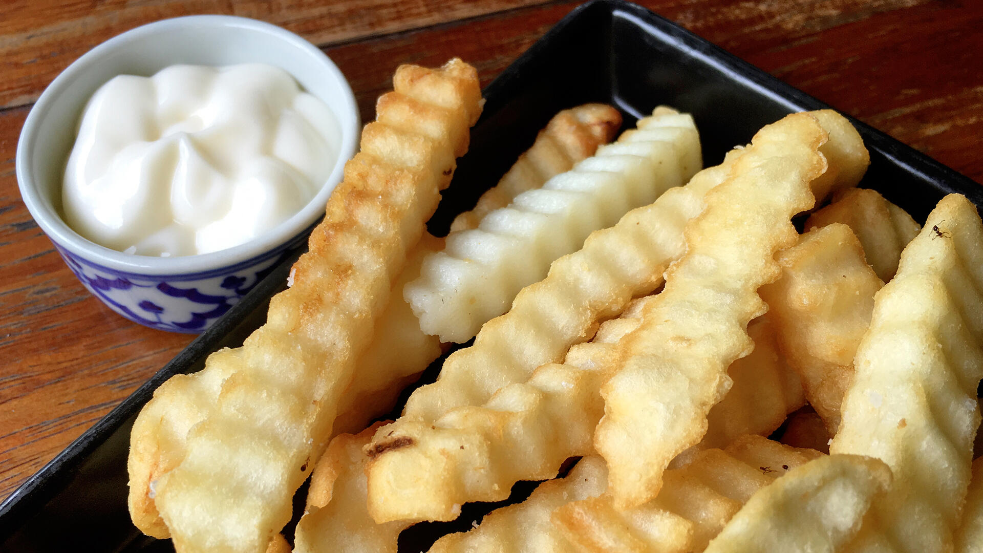 Vegane Mayo ist schon lange kein Exot mehr: Verbraucherinnen und Verbraucher haben die Qual der Wahl. Doch wie ist es um bedenkliche Substanzen bestellt? Wir haben 18 vegane Mayos getestet.