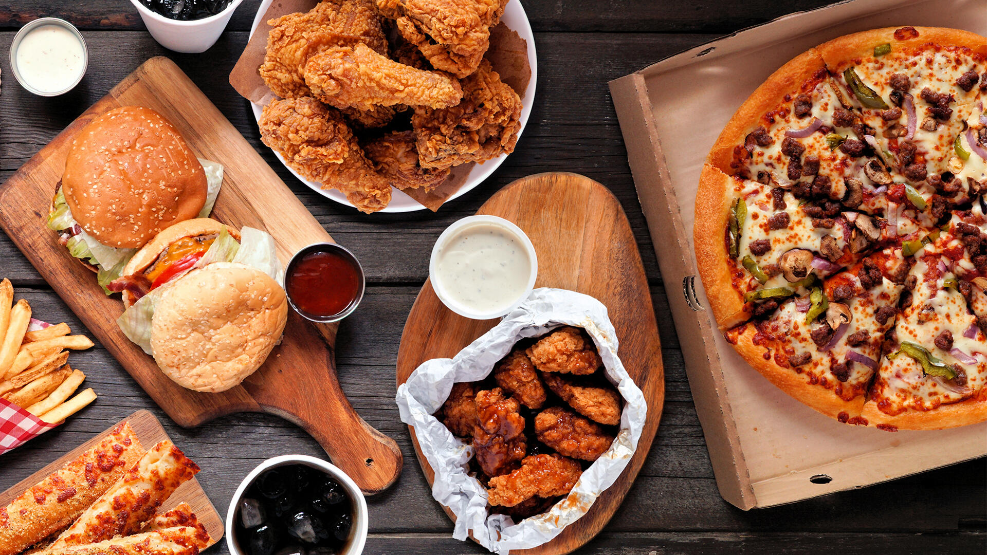 Hochverarbeitete Lebensmittel durchlaufen viele Verarbeitungsprozesse und sollten vermieden werden. Hochverarbeitete Lebensmittel durchlaufen viele Verarbeitungsprozesse und sollten vermieden werden.