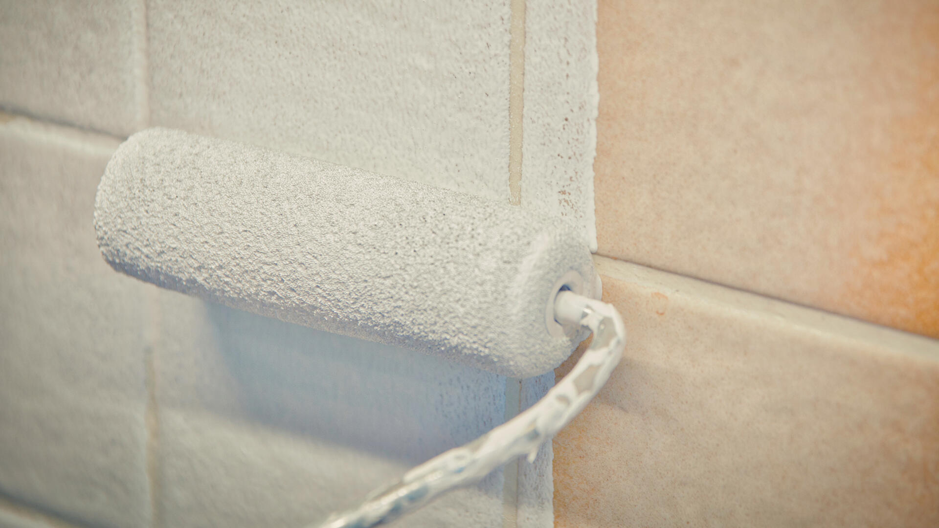 Fliesenlack soll für eine schönere Optik sorgen. Doch welche Produkte sind empfehlenswert? Wir haben 17 Fliesenlacke getestet.