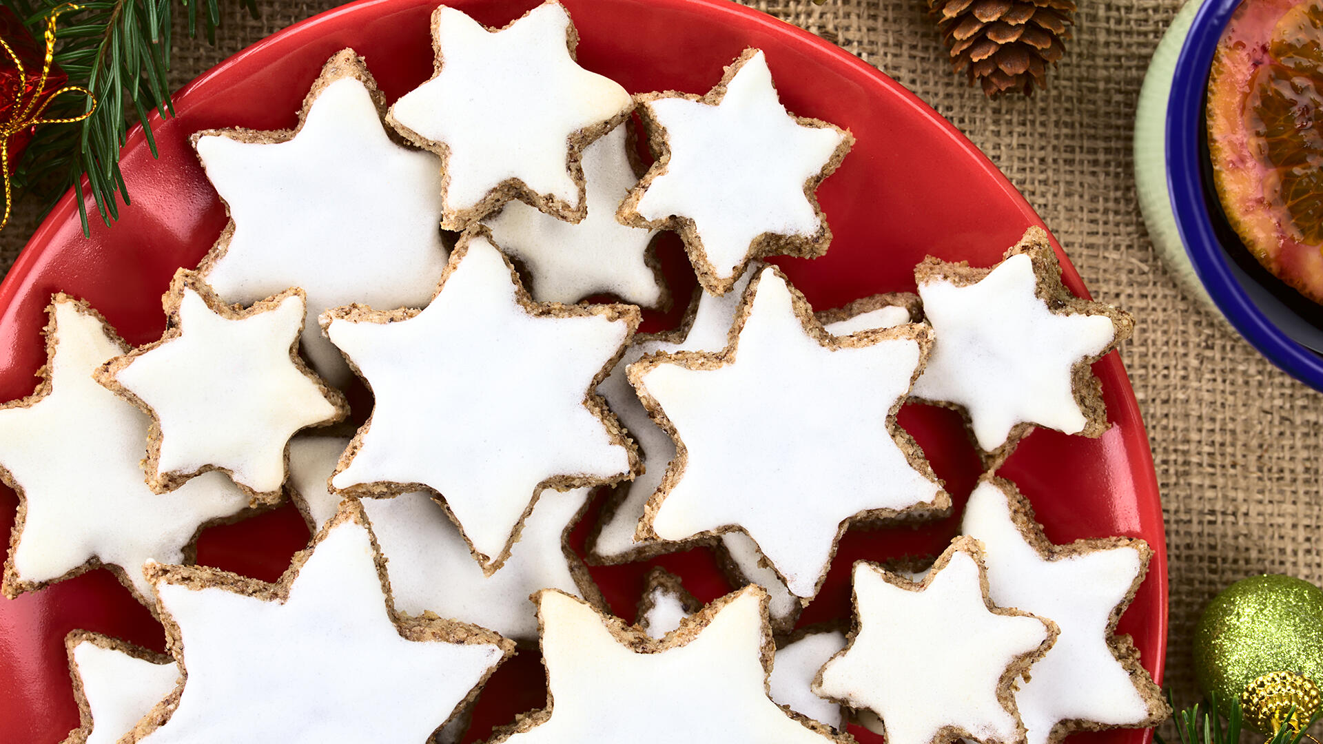 Zimtsterne sind ein Klassiker unter den glutenfreien Plätzchen. Sie werden traditionell ohnehin ohne Mehl zubereitet.