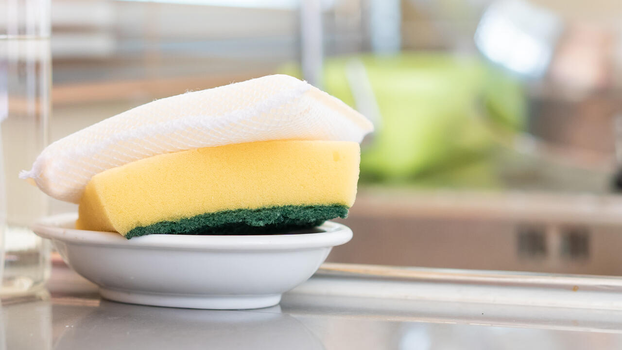 Tipp: Spülschwämme und -lappen an einem luftigen Ort gut trocknen lassen. Tipp: Spülschwämme und -lappen an einem luftigen Ort gut trocknen lassen.