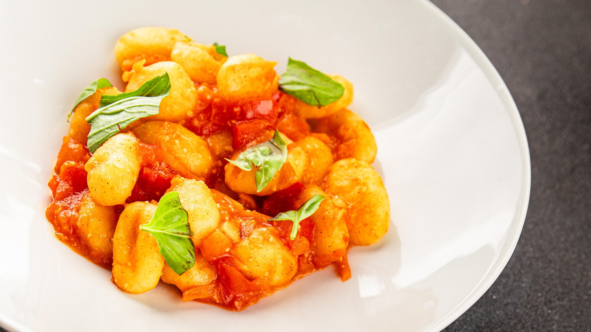 Gnocchi lassen sich vielfältig und unkompliziert zubereiten. Doch wie steht es um mögliche Schadstoffe? Wir haben 24 Produkte getestet.