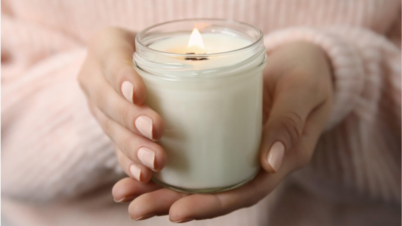 Eine Kerze im Glas können Sie einfach selber machen – aus alten Kerzenresten. Eine Kerze im Glas können Sie einfach selber machen – aus alten Kerzenresten.