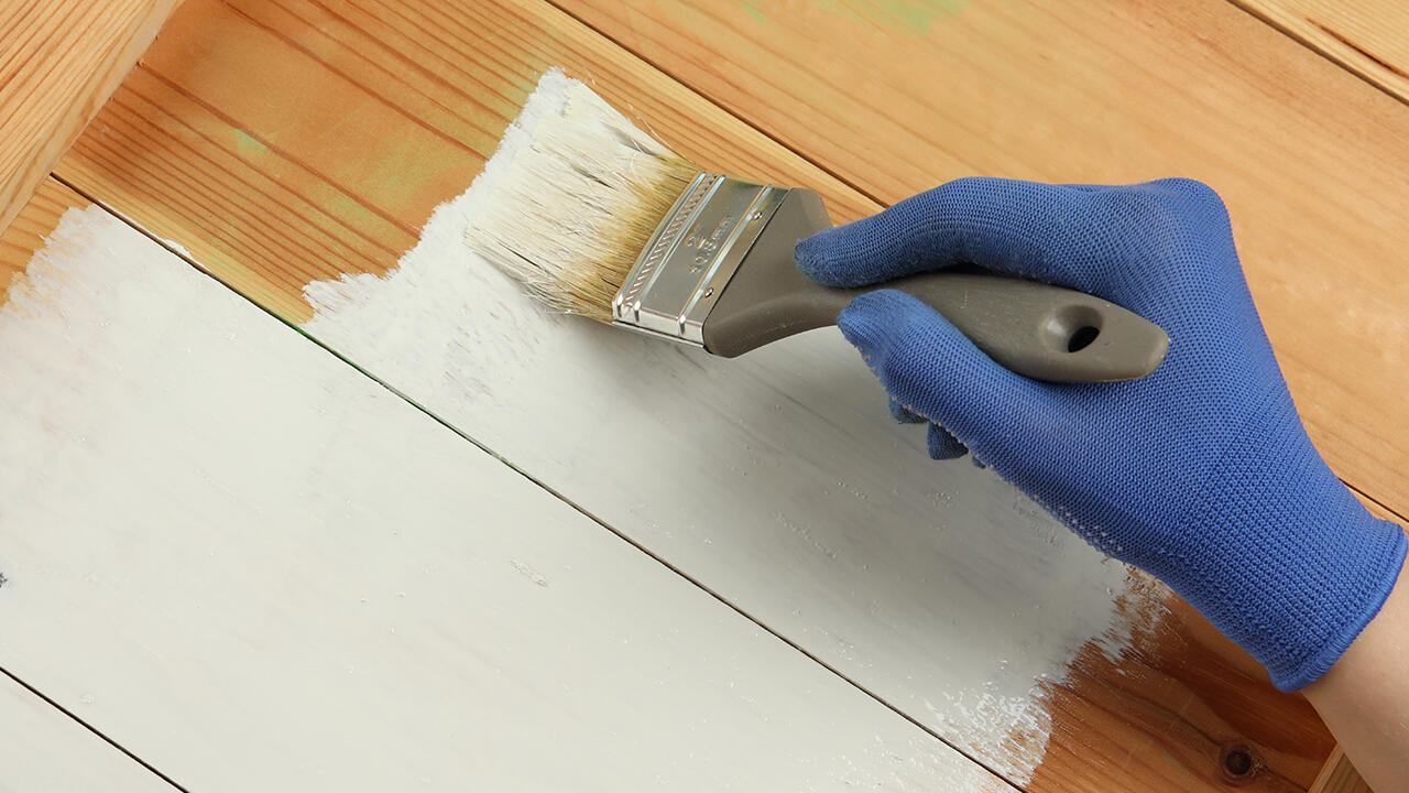 Tragen Sie lieber Schutzhandschuhe beim Verstreichen von Lackfarben. Denn: In vielen Produkten stecken allergisierende oder hautreizende Substanzen. 