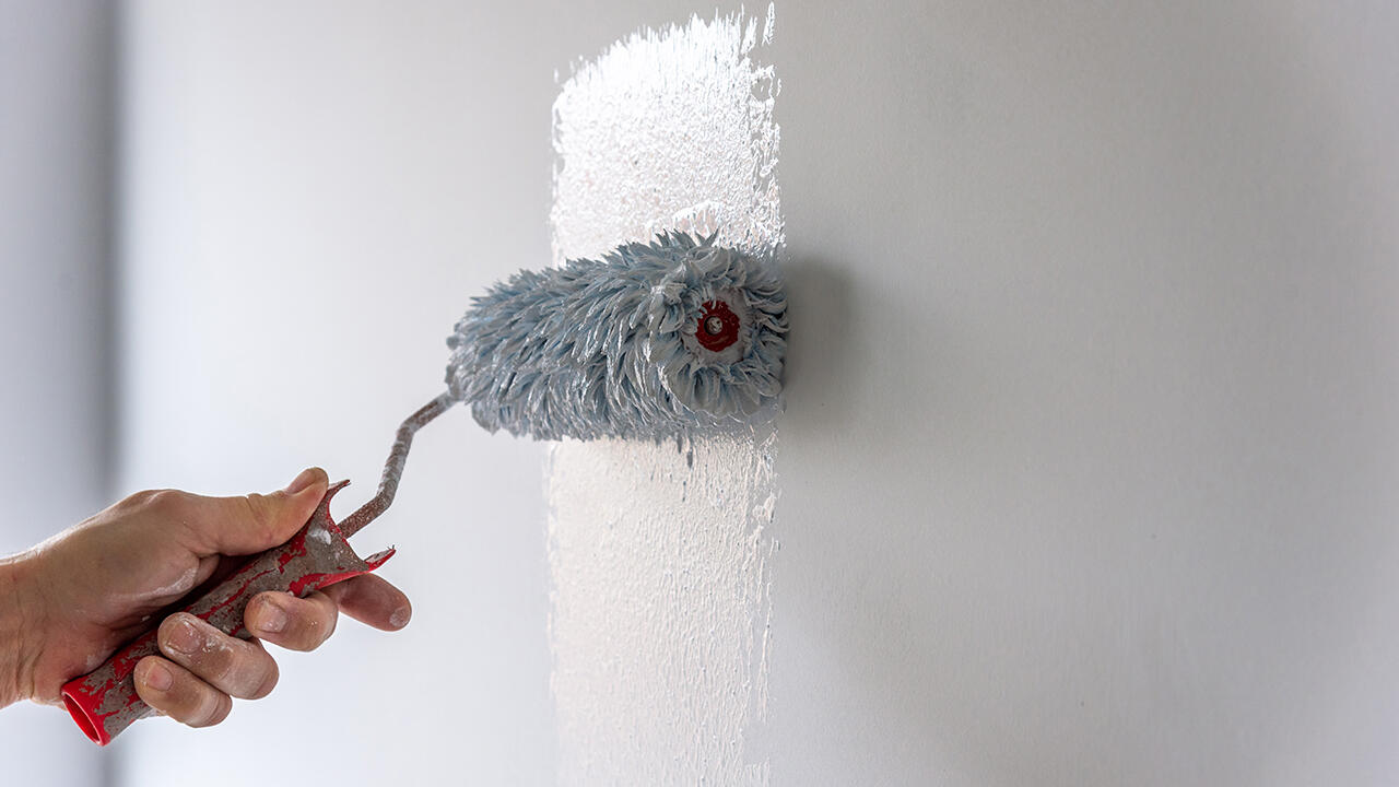 Weiße Wandfarbe im Test: Wir haben Kalkfarben und Dispersionsfarben überprüft. Weiße Wandfarbe im Test: Wir haben Kalkfarben und Dispersionsfarben überprüft.