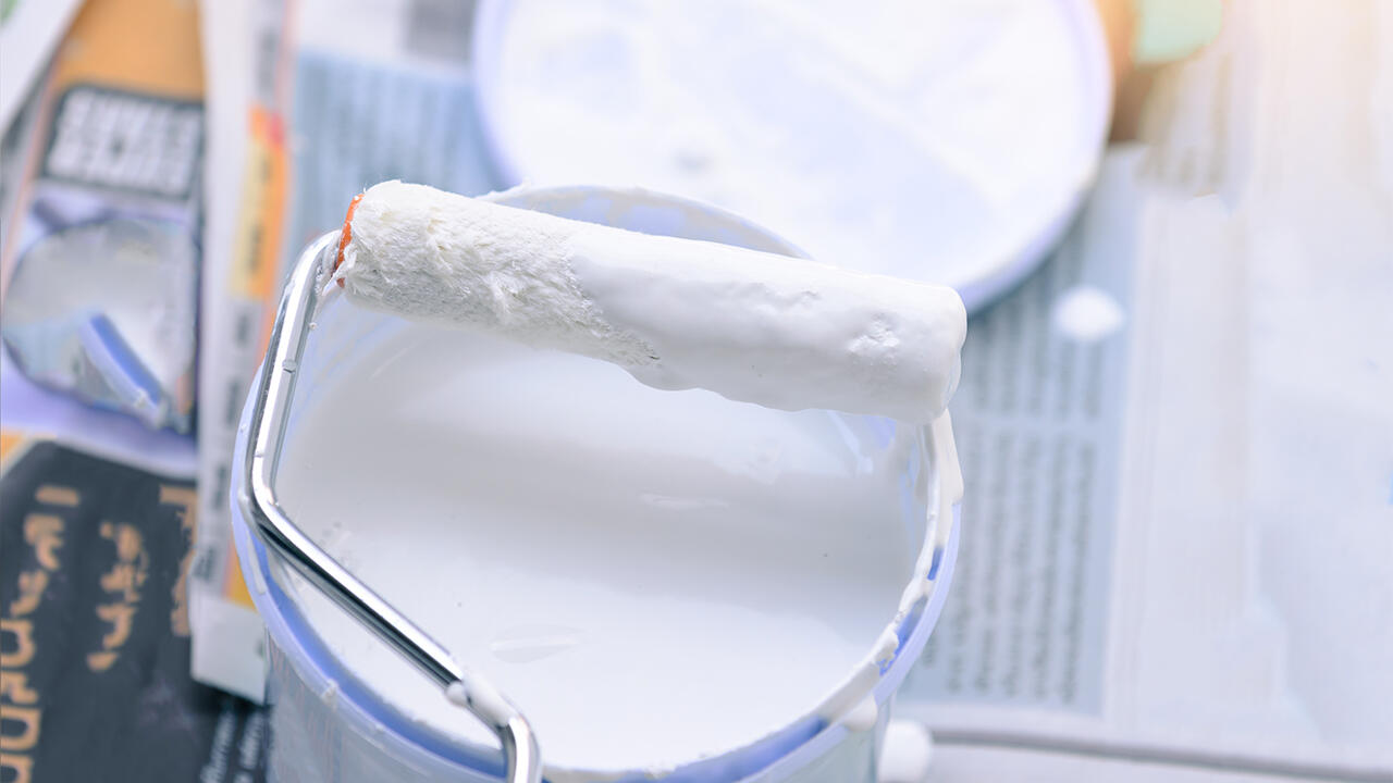 Mit der richtigen Ausrüstung klappt das Anstreichen besser: Mit einer Farbrolle lässt sich die Wandfarbe bequem und gleichmäßig aufbringen. Mit der richtigen Ausrüstung klappt das Anstreichen besser: Mit einer Farbrolle lässt sich die Wandfarbe bequem und gleichmäßig aufbringen.