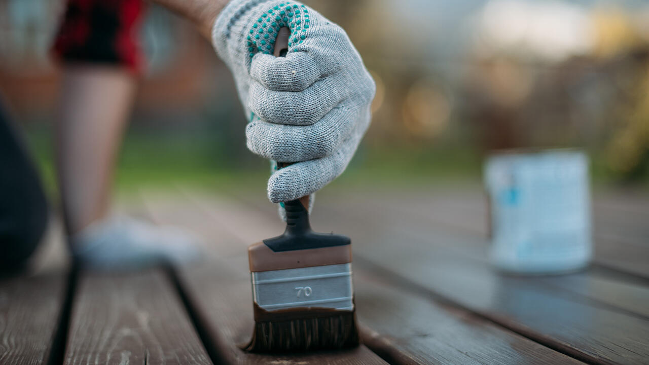 In den Verkaufsregalen gibt eine große Auswahl an Holzlasuren. Aber welche Produkte sind empfehlenswert?