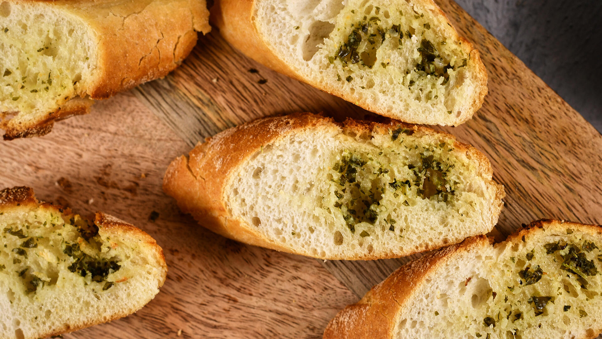 Kräuterbaguettes sind beliebt und werden oft bei Grillpartys serviert. Aber welche Produkte sind empfehlenswert? Wir haben elf Kräuterbaguettes untersucht.