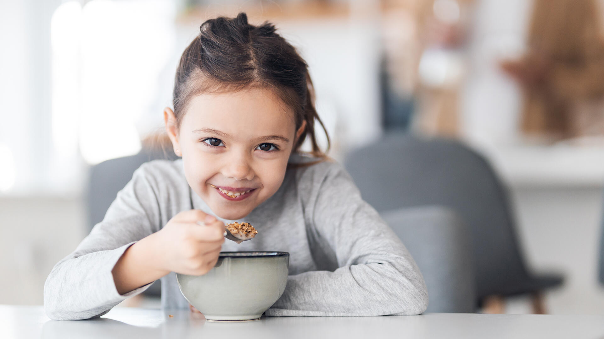 Im Handel gibt es eine große Auswahl an Müslis für Kinder. Doch welche Produkte sind empfehlenswert? Wir haben zehn Kindermüslis getestet.