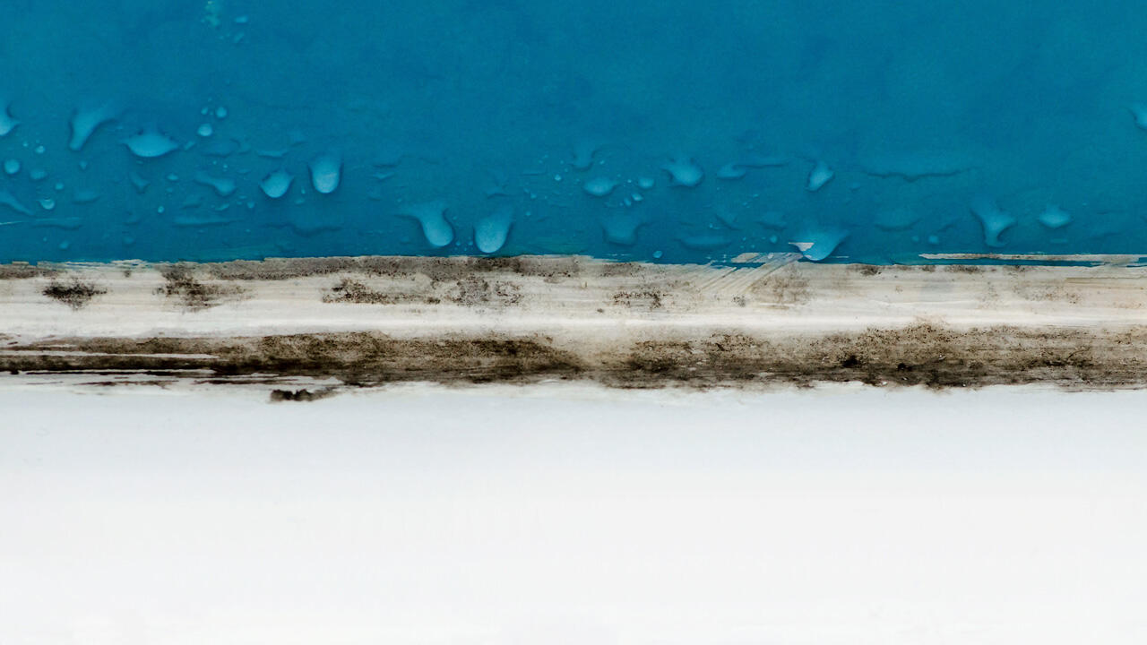 Schimmel in Fugen lässt sich mit Natron oder Essigessenz entfernen, aber nur, wenn er nicht zu tief in das Material eingezogen ist. Schimmel in Fugen lässt sich mit Natron oder Essigessenz entfernen, aber nur, wenn er nicht zu tief in das Material eingezogen ist.