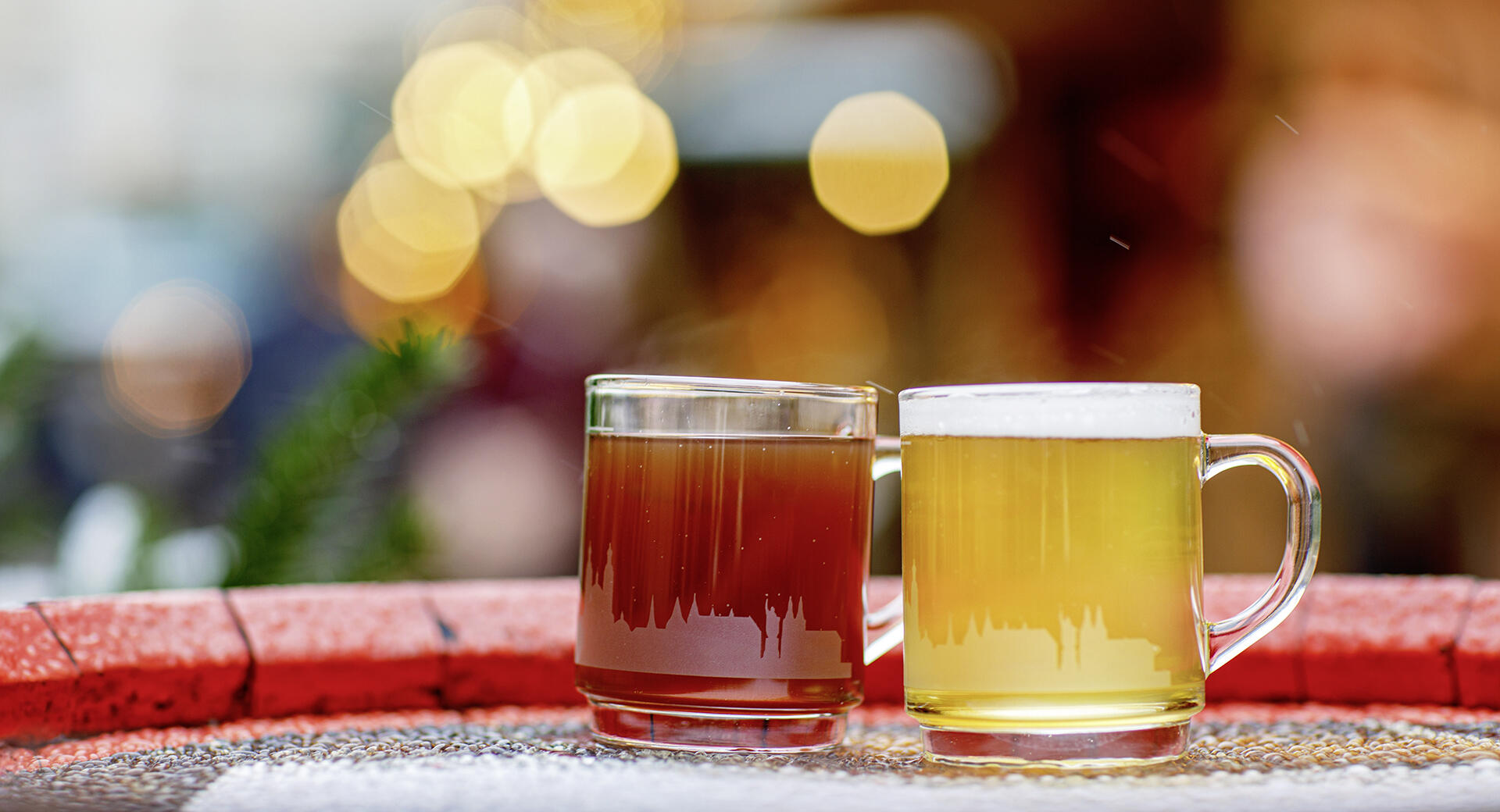 Eine Tasse Glühwein gehört für viele Menschen zu einem Weihnachtsmarktbesuch dazu. Eine Tasse Glühwein gehört für viele Menschen zu einem Weihnachtsmarktbesuch dazu.