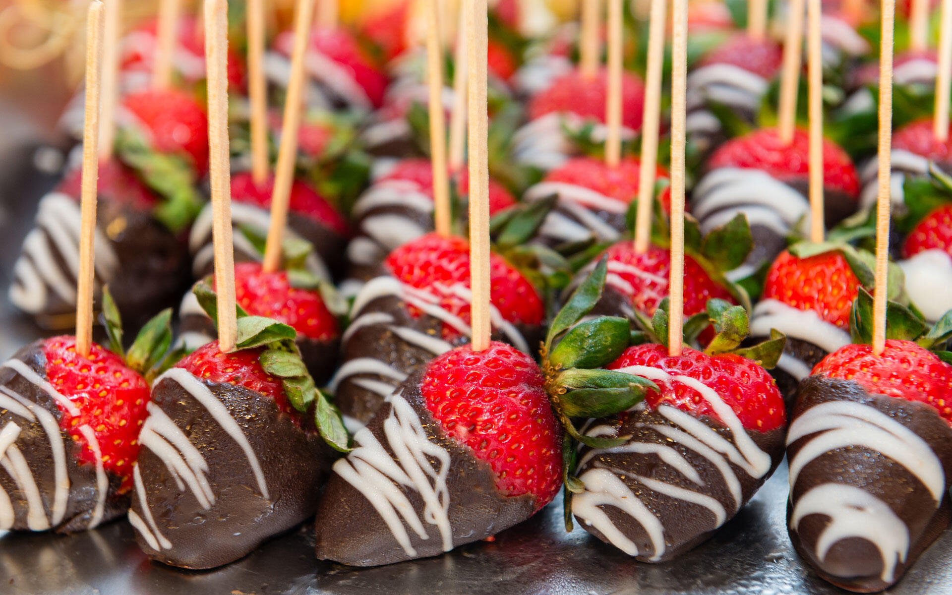 Erdbeeren sind der Klassiker unter den Schokofrüchten – aber nur im Frühsommer zu empfehlen, wenn die Beeren regional zu haben sind.