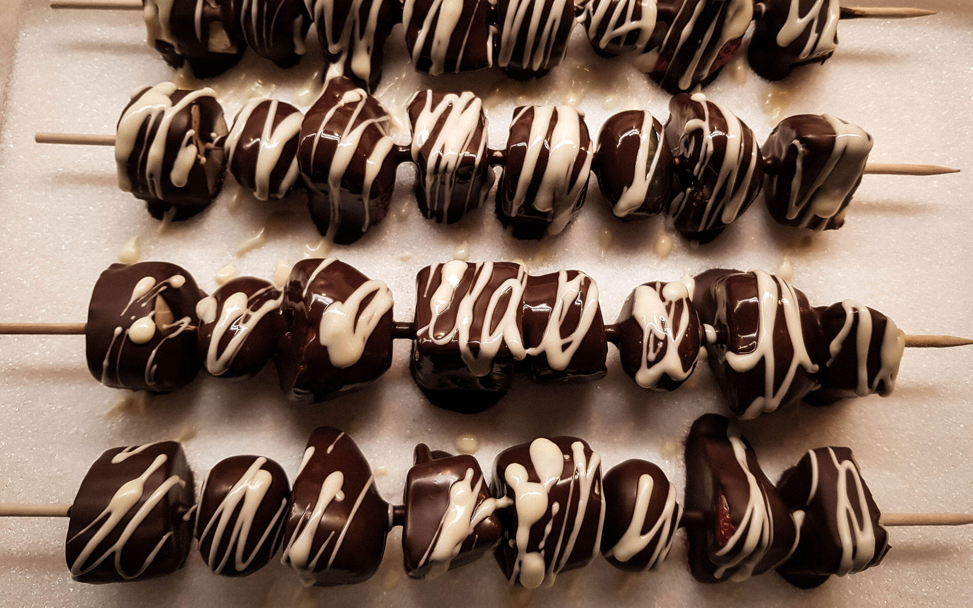 Schokofrüchte selber machen ist auch eine schöne Aktion für einen Mädelsabend oder Kindergeburtstag.