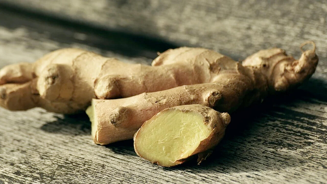 Ingwershots können Sie mit etwas Ingwer und Fruchtsaft leicht selbst machen. Ingwershots können Sie mit etwas Ingwer und Fruchtsaft leicht selbst machen.