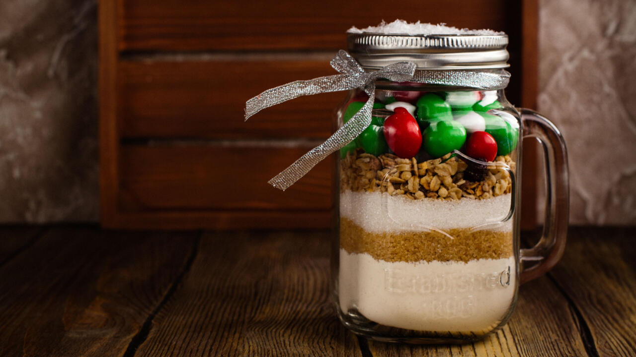 Eine selbst gemachte Backmischung lässt sich auch last minute noch zusammenstellen. Eine selbst gemachte Backmischung lässt sich auch last minute noch zusammenstellen.