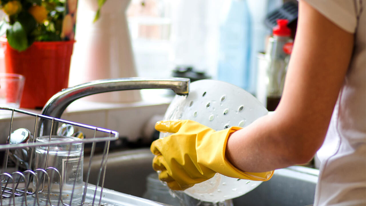 Schädigungen vorbeugen: Schützen Sie die Hände beim Spülen mit Handschuhen. Schädigungen vorbeugen: Schützen Sie die Hände beim Spülen mit Handschuhen.