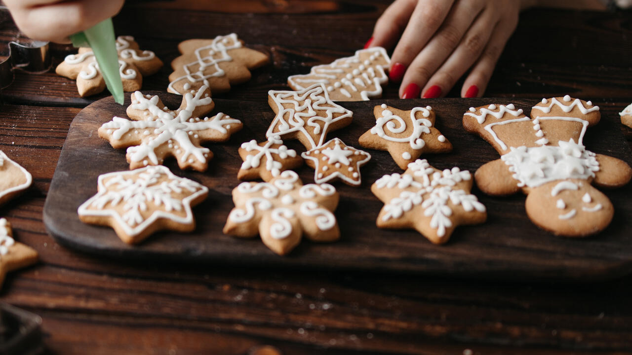 Dekorierte Plätzchen sollten Sie in Ruhe trocknen lassen und dann in einer Metalldose aufbewahren. Dekorierte Plätzchen sollten Sie in Ruhe trocknen lassen und dann in einer Metalldose aufbewahren.