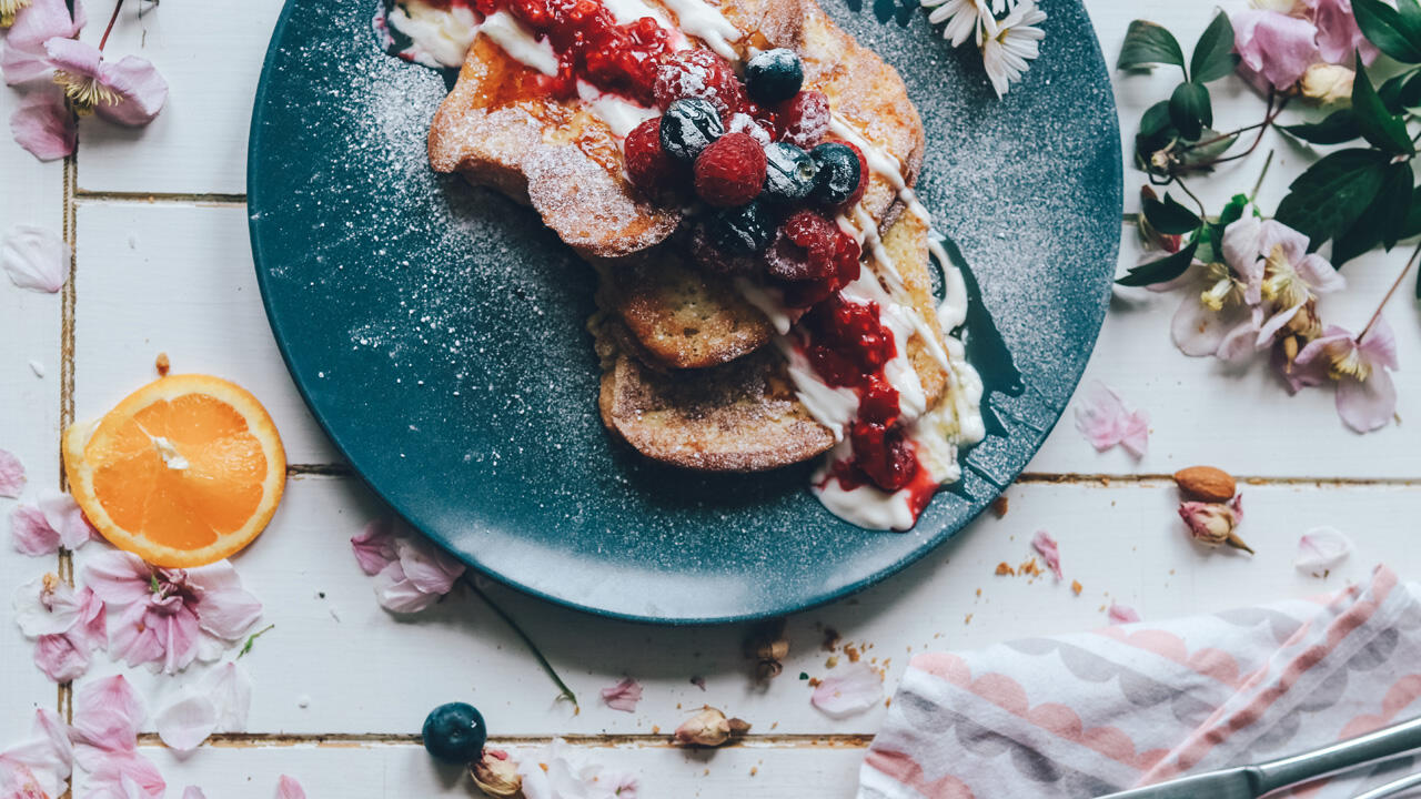 Aus altem Brot, Milch, Ei, Zucker und Zimt werden köstliche Arme Ritter. Aus altem Brot, Milch, Ei, Zucker und Zimt werden köstliche Arme Ritter.