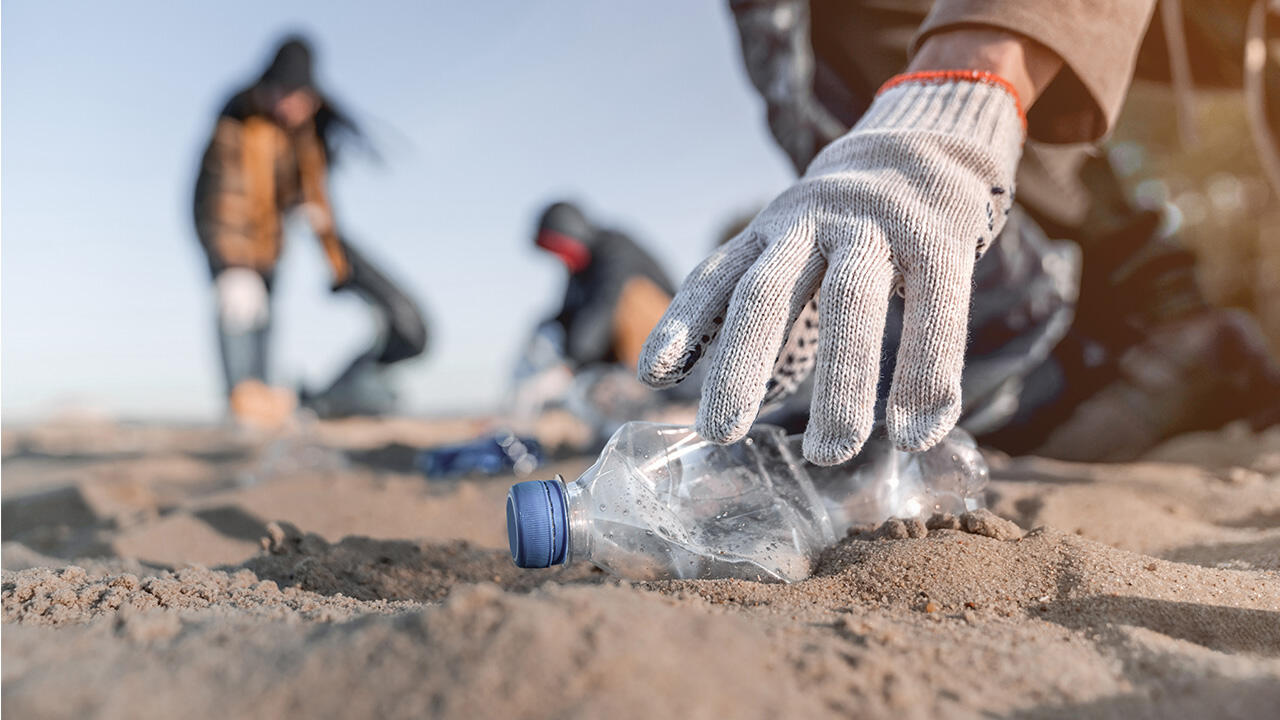 Freiwillige säubern an vielen Orten die Natur vom Plastikmüll.