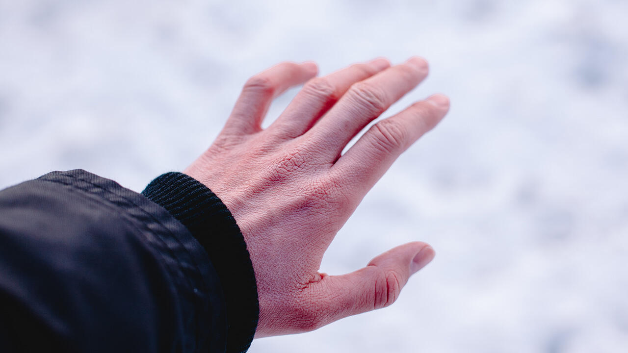 Im Winter ist die Haut oft trocken. Gut, wenn Flüssigseifen sie nicht mit kritischen Inhaltsstoffen reizen.