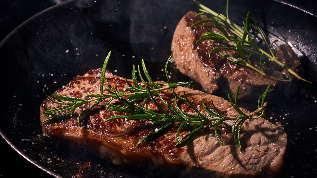 Für scharf angebratene Steaks sind raffinierte Öle geeignet Für scharf angebratene Steaks sind raffinierte Öle geeignet