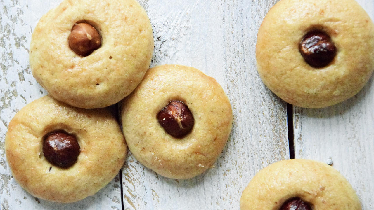 Vegane Plätzchen mit Nuss - zu Weihnachten ein leckerer Genuss.