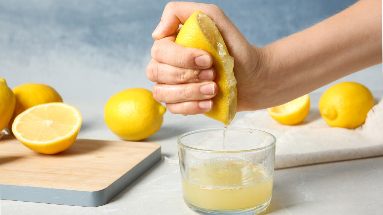 Mit dem Saft einer Zitrone können Sie wirksam Rotweinflecken entfernen. Mit dem Saft einer Zitrone können Sie wirksam Rotweinflecken entfernen.