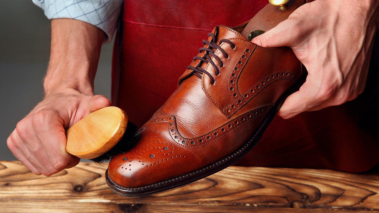 Schuhe aus Leder können bei guter Pflege sehr lange halten. Schuhe aus Leder können bei guter Pflege sehr lange halten.