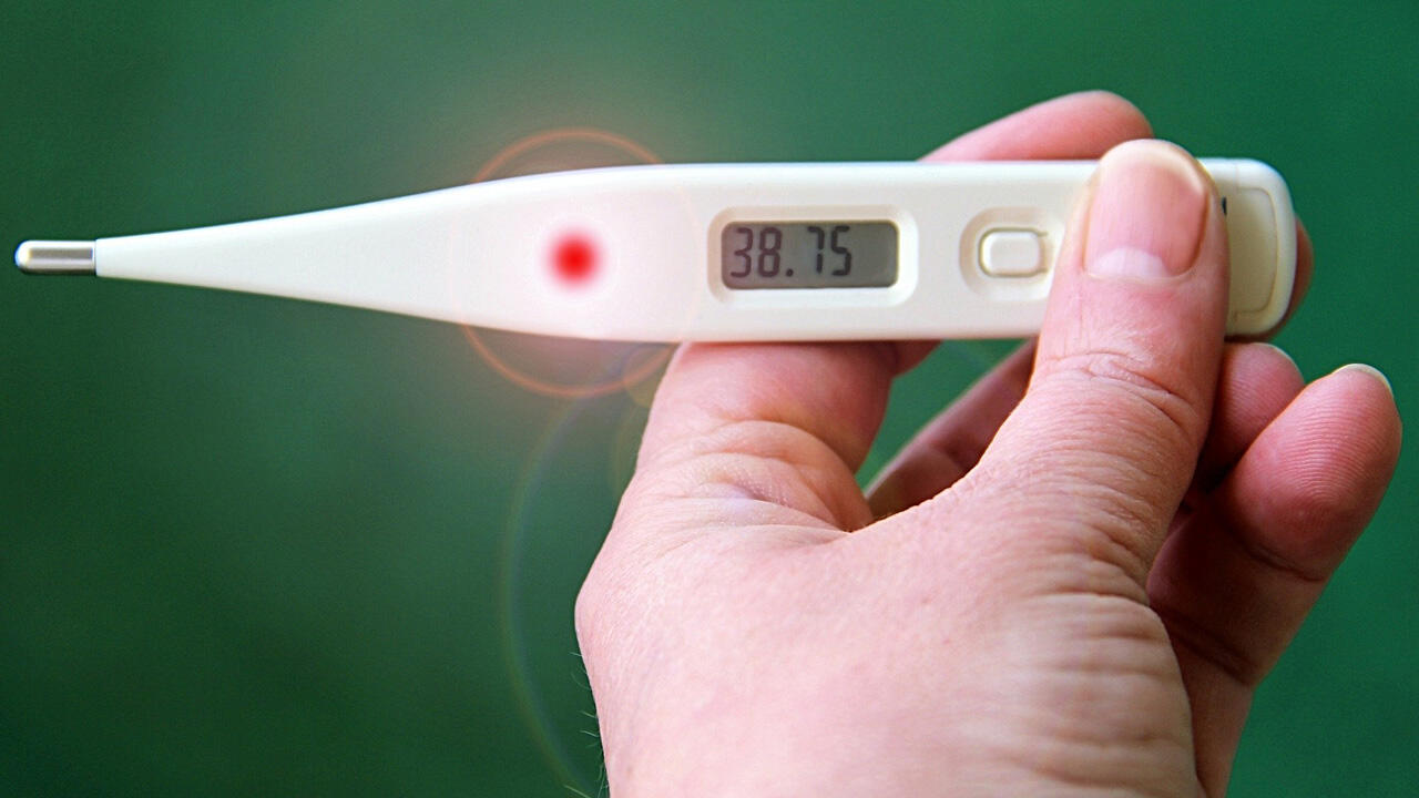 Fieber kann ein Anzeichen für eine Erkältung, für Grippe oder Covid-19 sein. Fieber kann ein Anzeichen für eine Erkältung, für Grippe oder Covid-19 sein.