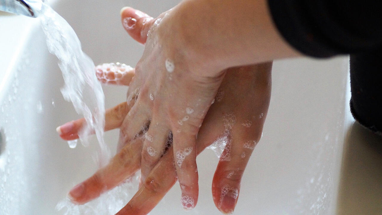Regelmäßiges und gründliches Händewaschen hilft, einer Infektion vorzubeugen