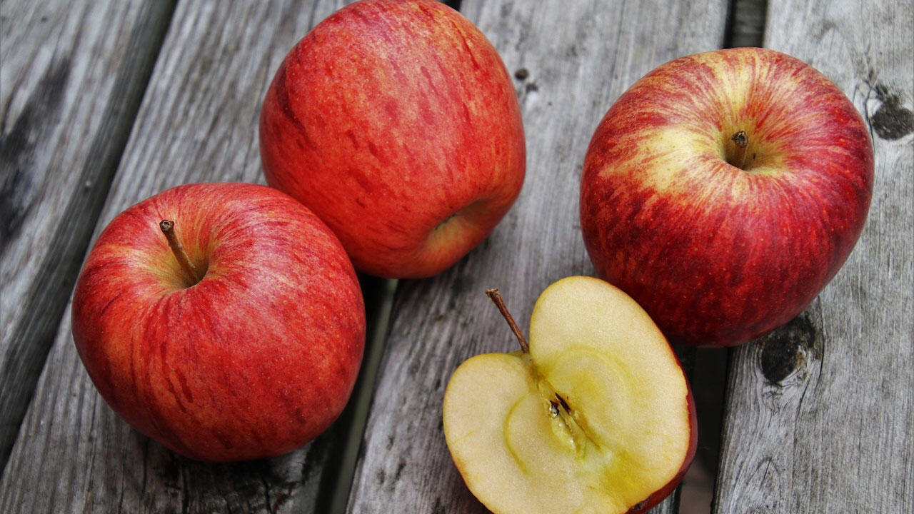 Ein Apfel kann durchaus den Heißhunger auf Süßes stillen. Ein Apfel kann durchaus den Heißhunger auf Süßes stillen.