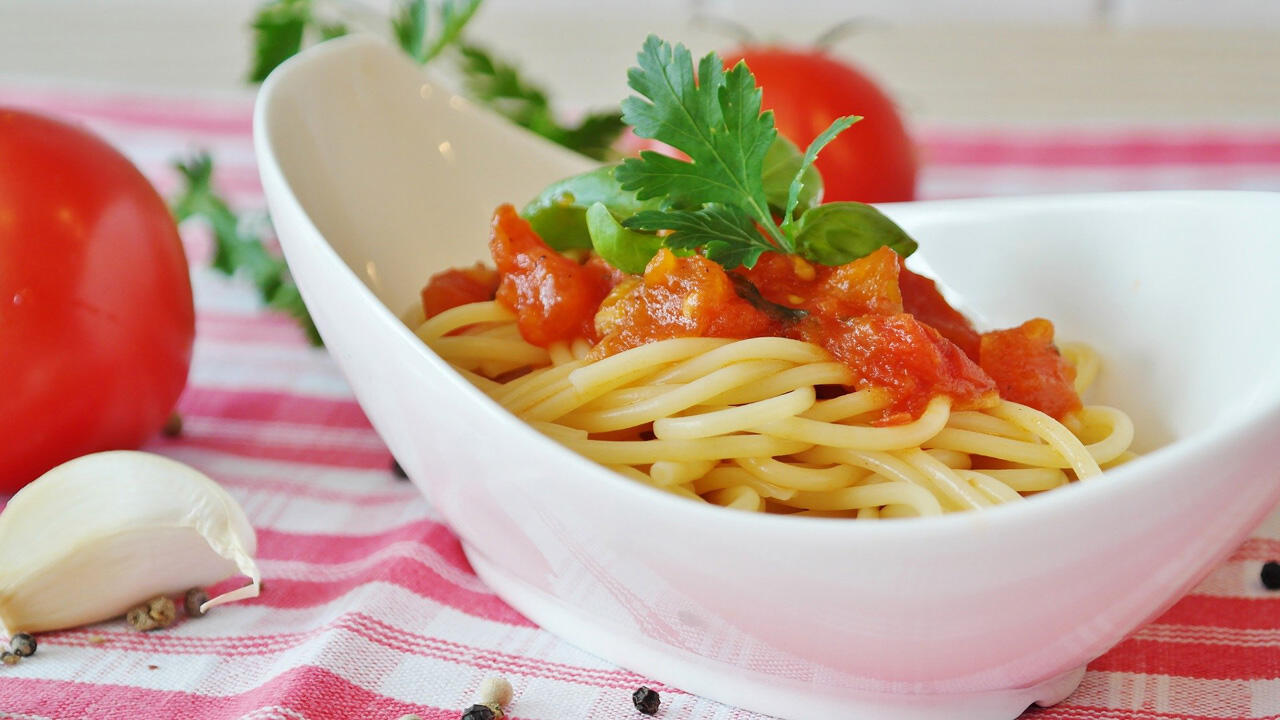Tomatensauce aus dem Glas enthält oft viel Zucker. Tomatensauce aus dem Glas enthält oft viel Zucker.