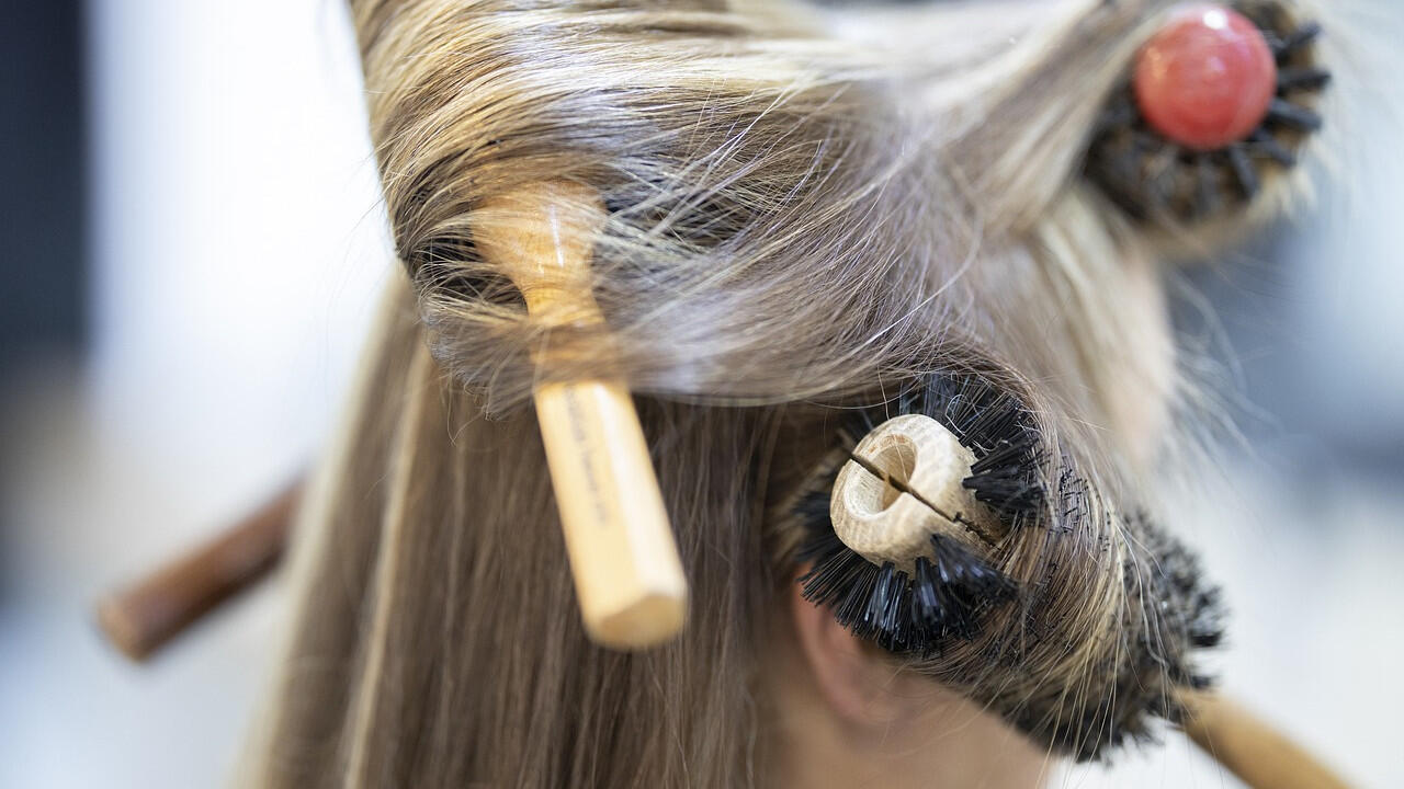 Kämmen, fönen, stylen: Unsere Haare machen viel durch. Eine Haarkur pflegt die angegriffene Mähne.