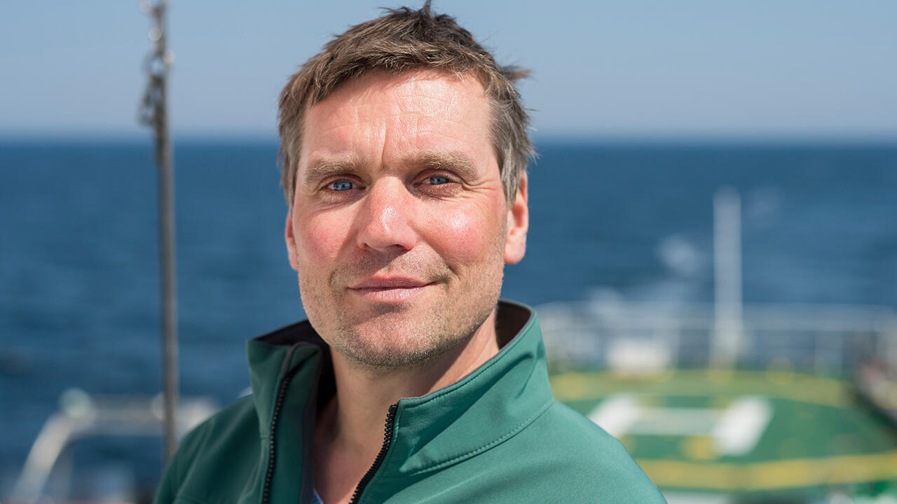 Greenpeace Ocean Campaigner und Diplom-Biologe Thilo Maack an Bord des Greenpeace-Schiffs "Arctic Sunrise". Greenpeace-Aktivisten und Taucher der niederländischen Organisation Ghost Fishing bergen im Schutzgebiet Sylter Aussenriff verlorene Fischernetze.