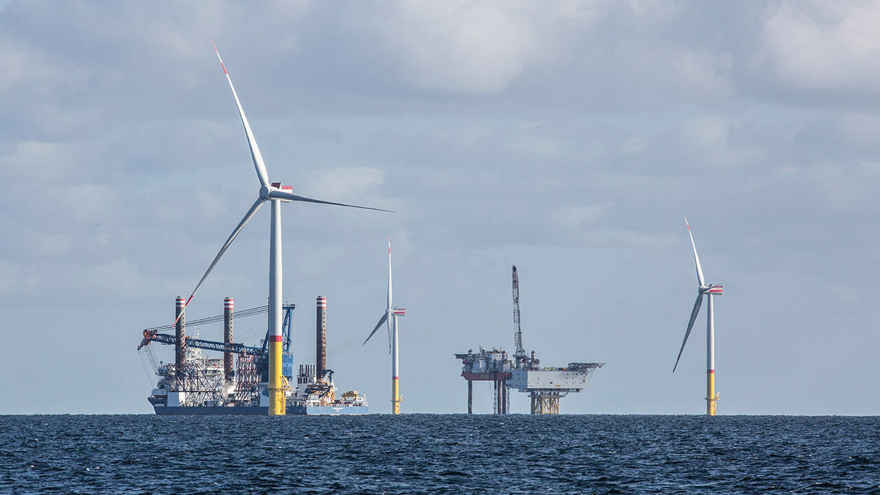 Beim Bau der Fundamente von Offshore-Windrädern, dem sogenannten Rammen, entstehen exteme Schallpegel, die die Wale bedrohen. Dabei gibt es längst lärmschonende Methoden. Das Foto zeigt das Installationsschiff Sea Challenger im Einsatz vor der Ostsee-Insel Rügen.