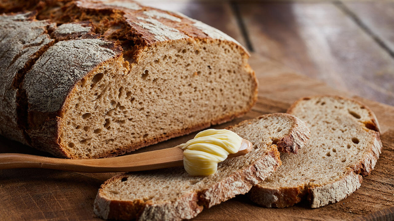 Roggenbrot enthält viele Ballaststoffe und macht deswegen länger satt als Weizenbrot. Roggenbrot enthält viele Ballaststoffe und macht deswegen länger satt als Weizenbrot.