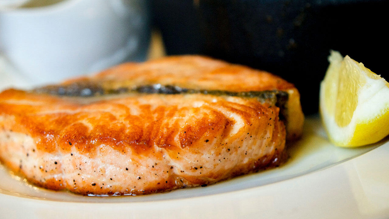 Die DGE empfiehlt ein bis zwei Mal Fisch pro Woche. Die DGE empfiehlt ein bis zwei Mal Fisch pro Woche.